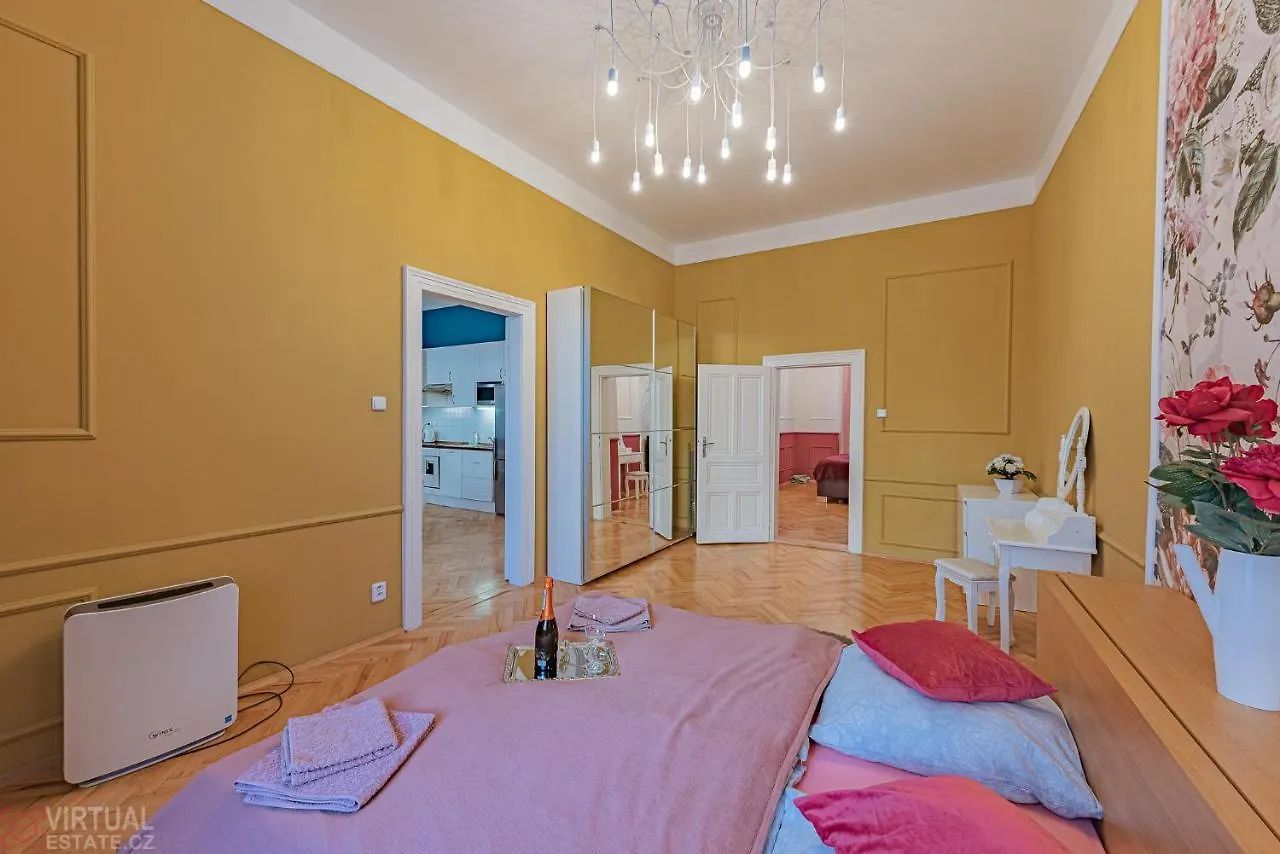 פראג Colorful Wenceslas Square Apartment צ'כיה